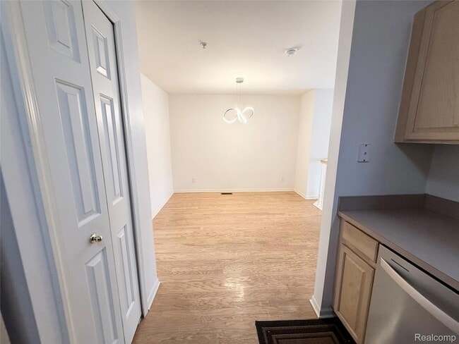 Building Photo - 29419 Glen Oaks Blvd E