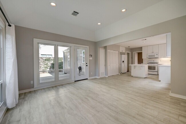 Building Photo - 2910 Plumb St