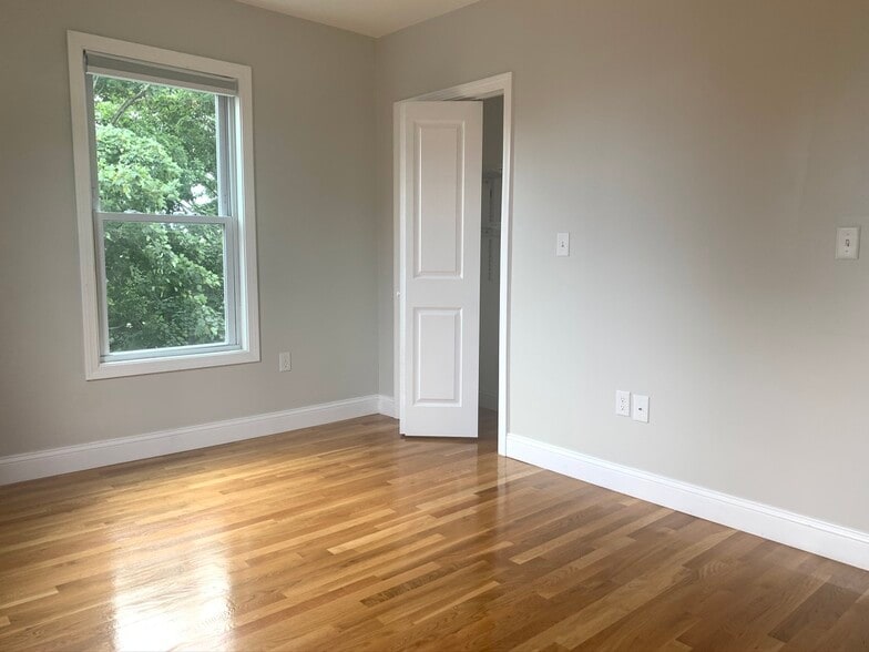 Main level bedroom - 76 Eleanor St