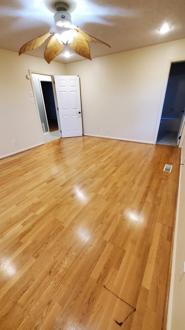 Building Photo - 1 Pine Way Ct