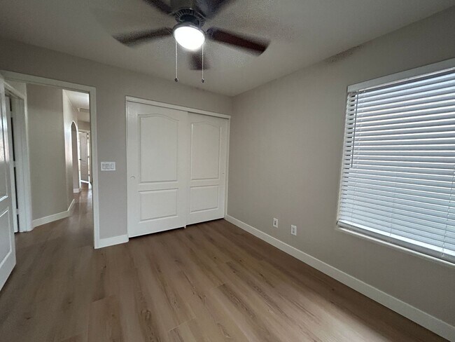 Building Photo - 434 E Chicory Pl