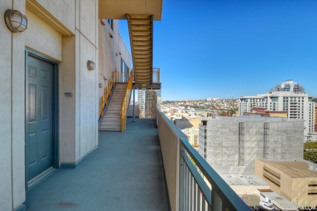 Building Photo - Stunning Two-Story Treo Residence in Littl...