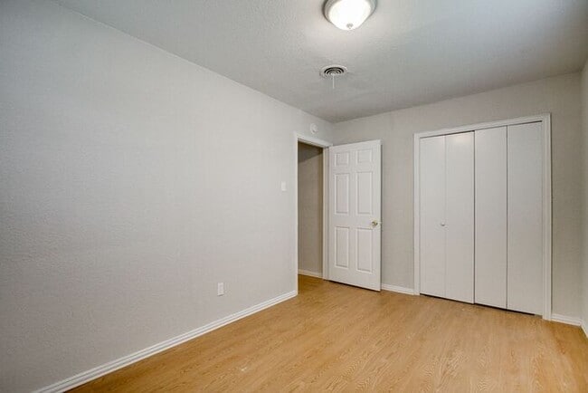 Building Photo - No Application Fees* $500 off 1st months r...