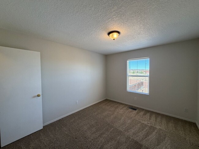 Building Photo - 3 Bedroom Home Near Unser Blvd NW & Ladera Dr NW!