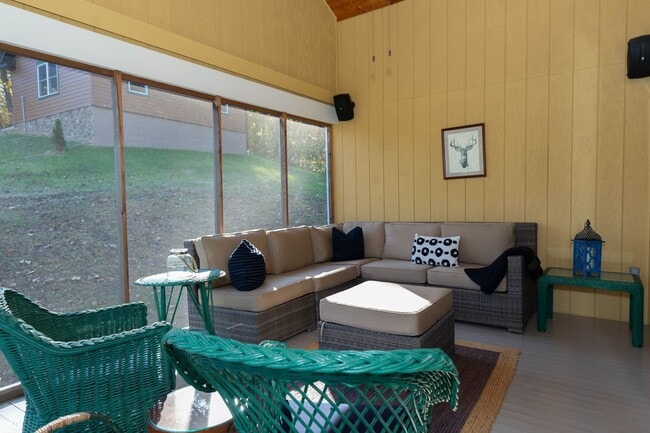 Building Photo - 1 bed, 1 bath River View Cottage in Charle...