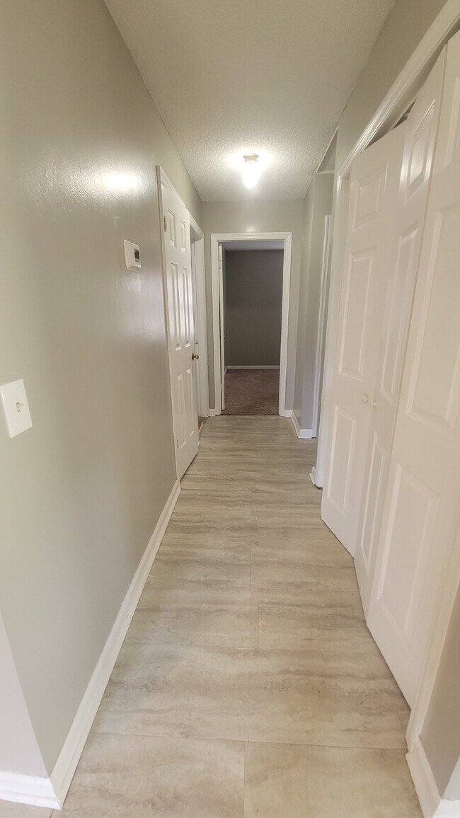 Building Photo - Section 8 accepted!!! "Charming 2-Bed, 2-Bath Haven in Huntsville – Your Perfect Retreat Awaits!"