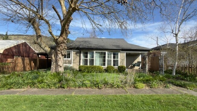 Building Photo - 501 NE Broadway St