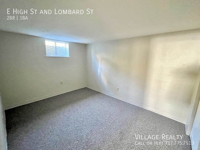 Building Photo - Huge 2-Bed apartment with washer/dryer hoo...