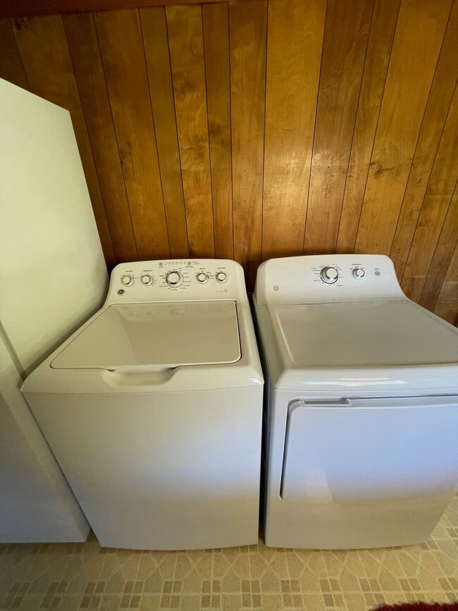 Building Photo - 2 Bedroom / 1 Bath  Kingsport, TN