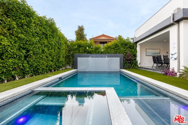 Building Photo - 6201 Lindenhurst Ave