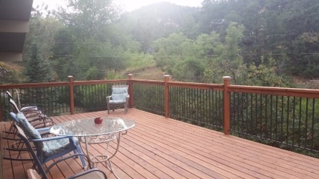 Building Photo - Available Now! Boulder's best kept secret....