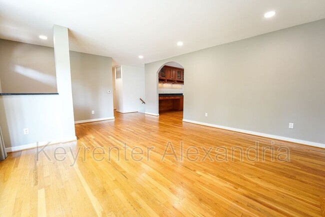 Building Photo - 906 Neal Dr