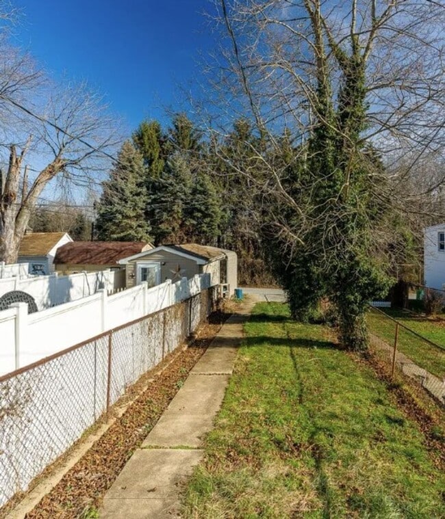 Building Photo - 925 N Pine St