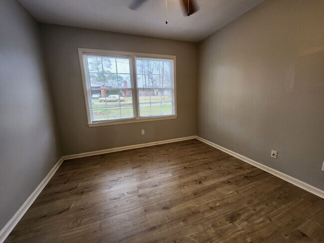 Building Photo - Spacious & Inviting 4-Bedroom Brick Home with Fenced Backyard in Valdosta!