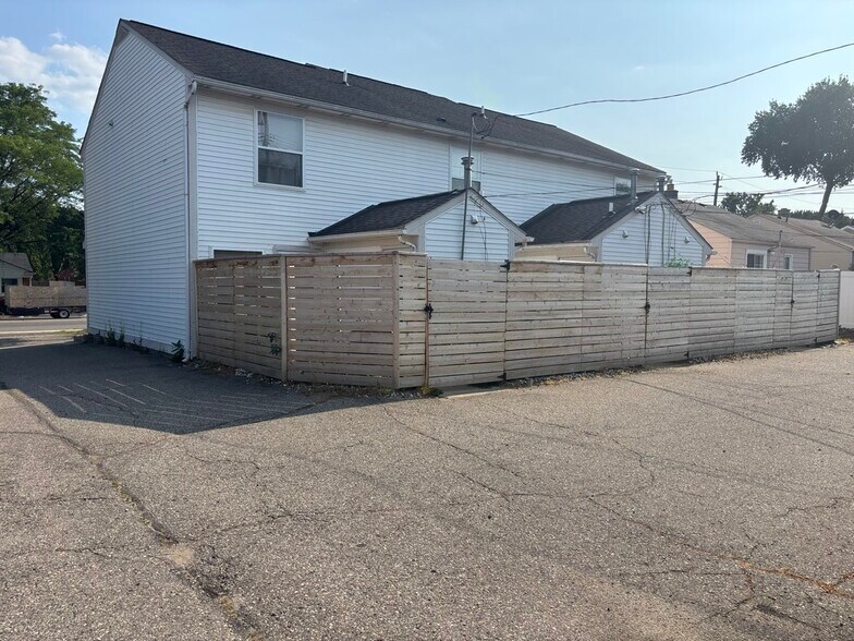 Building Photo - 1493 E 14 Mile Rd