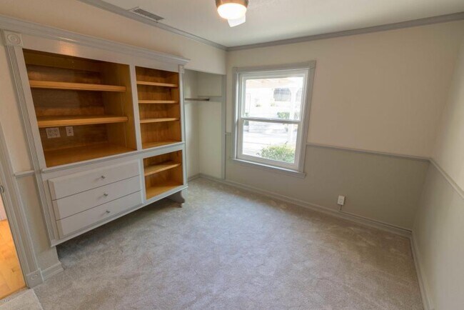 Building Photo - Calle Violeta