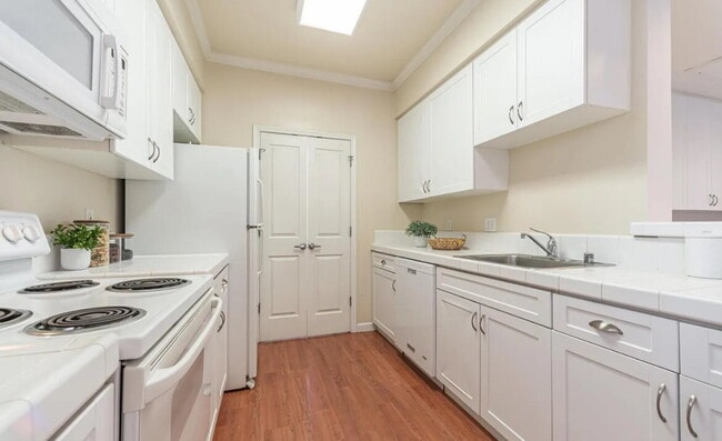 Building Photo - Discover the best location in the complex ...