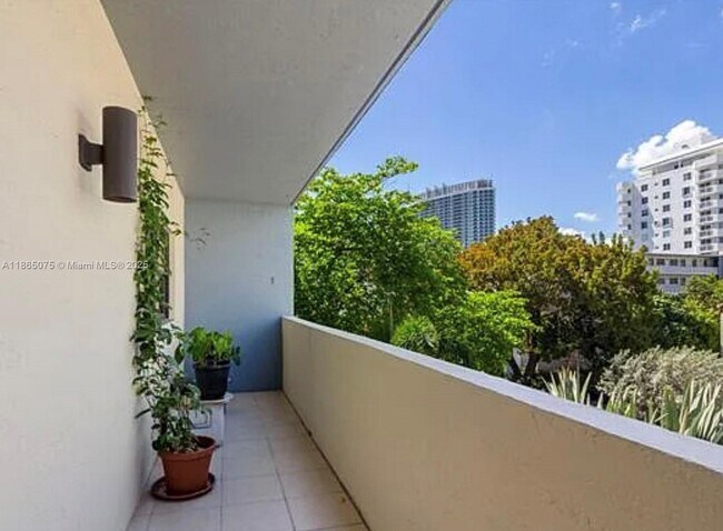 Building Photo - 1250 Lincoln Rd