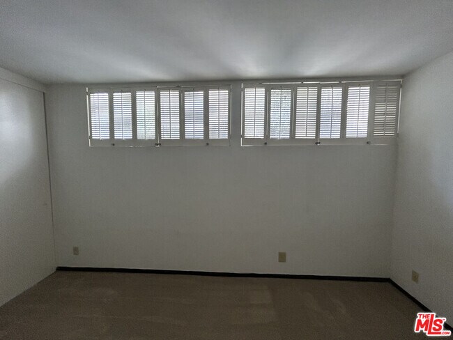 Building Photo - 833 Moraga Dr