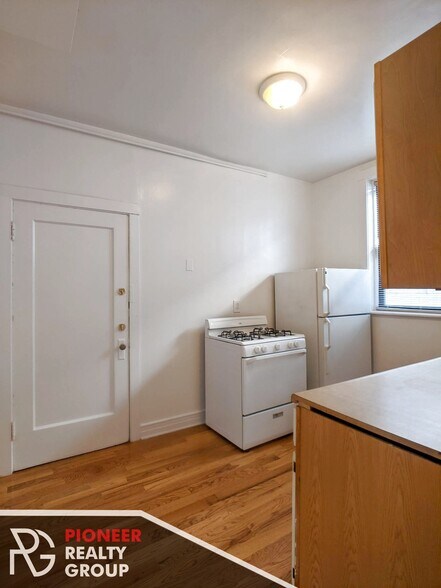 Building Photo - 822 W Waveland Ave