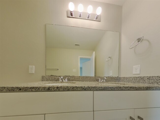 Building Photo - 15680 Del Norte Dr