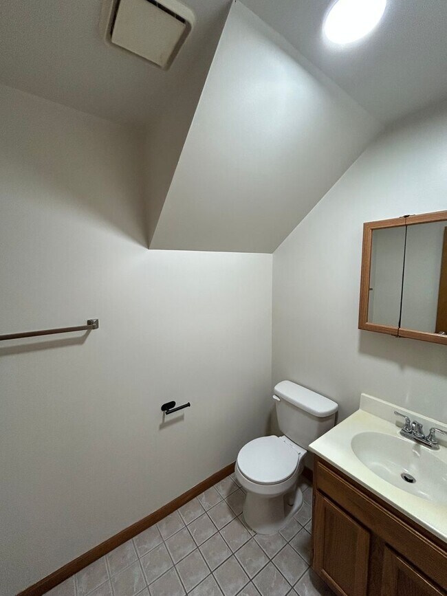 Building Photo - 2 bedroom, 1.5 bath Townhouse