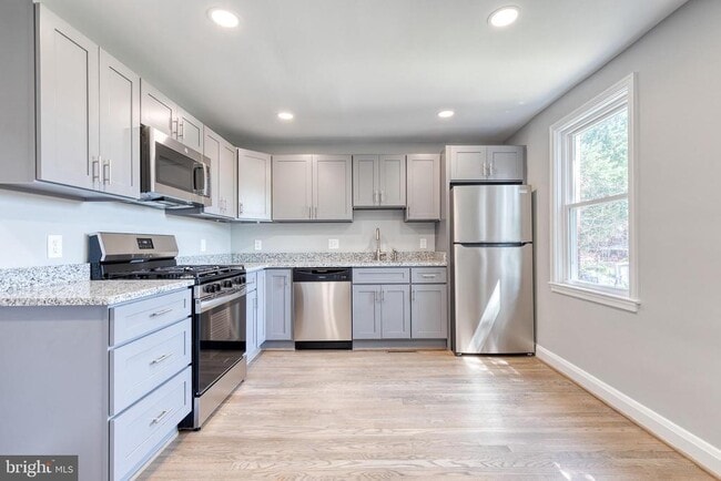 Building Photo - 633 Lucia Ave