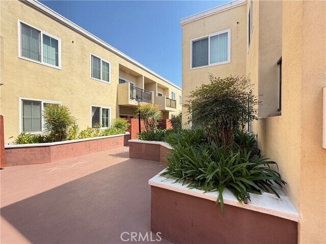 Building Photo - 300 E Providencia Ave