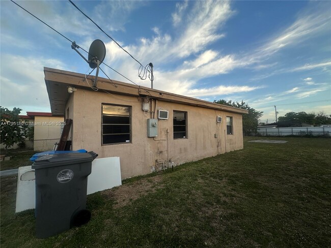 Building Photo - 5413 SW 19th St