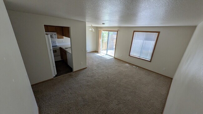 Building Photo - 4 bedroom 2.5 bath home
