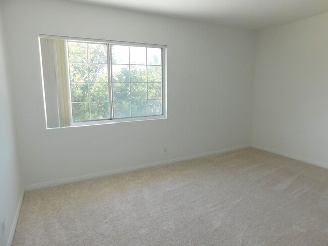 Building Photo - Spacious 4 bedroom 2.5 bath two soty house...