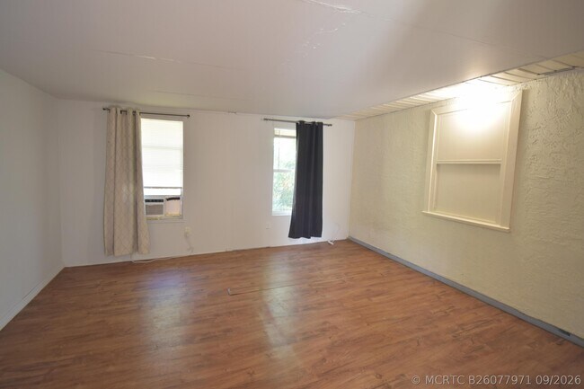 Building Photo - 1102 SW Hibiscus St