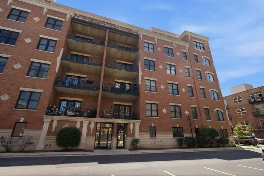 Building Photo - 2801 N Oakley Ave