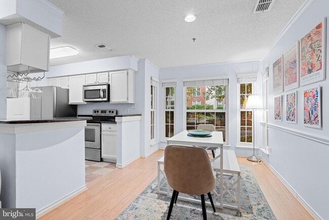 Building Photo - 1504 Lincoln Way