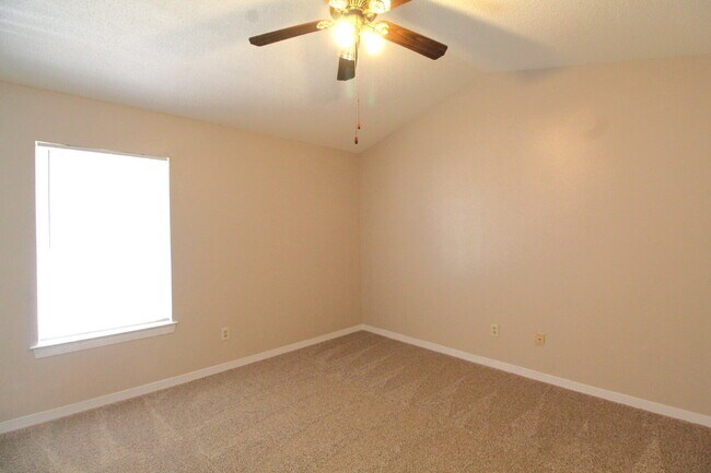 Building Photo - Charming Townhome with Fireplace & Fenced ...