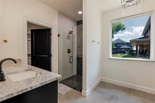 Building Photo - 405 Oak Tree Dr