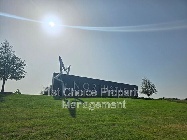 Building Photo - 2101 Sun Star Dr