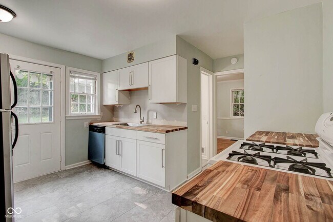 Building Photo - 5043 Boulevard Pl