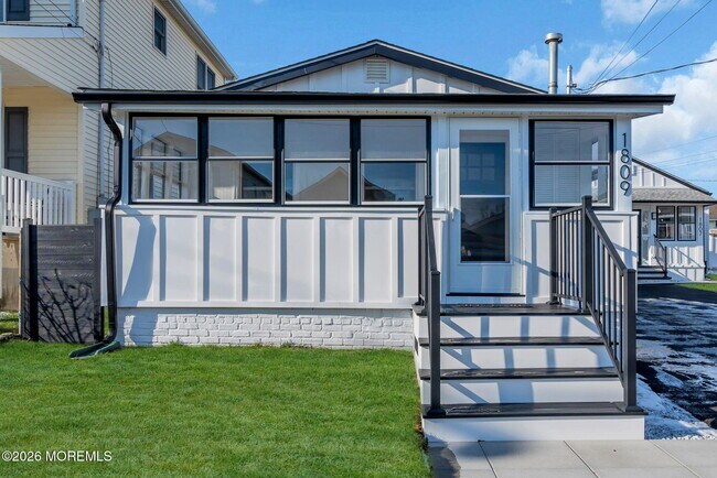 Building Photo - 1807-1809 Laurel Terrace