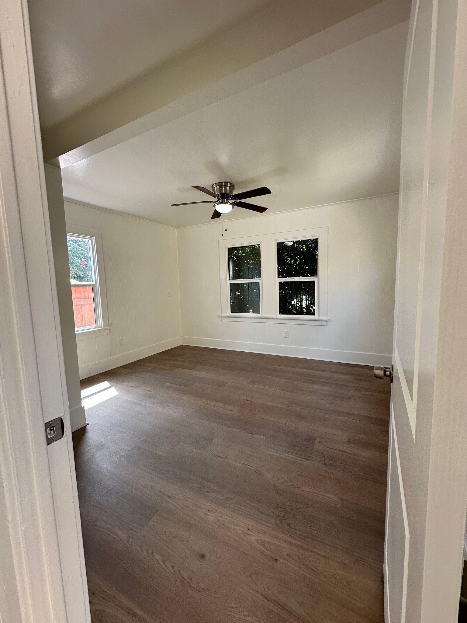 Oversized bedroom - 957 W 45th St