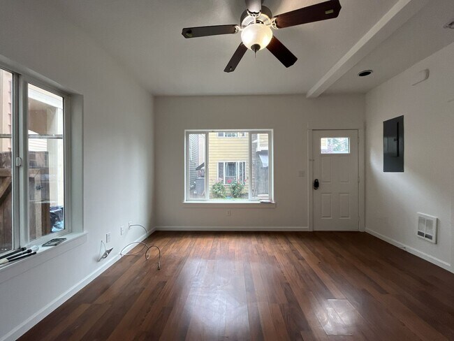 Building Photo - Bright End-Unit Townhouse with a Loft & Covered Patio