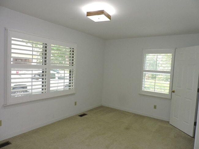 Building Photo - Email Linda@vacosold.com  or Call Office 8...