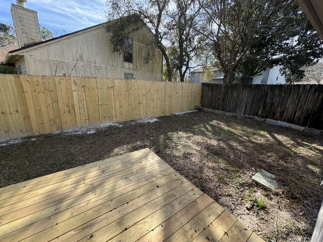 Building Photo - Fort Caroline Lakes