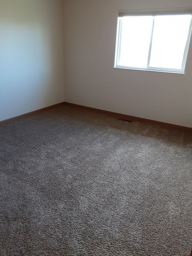 Building Photo - Charming 3 Bed, 2 Bath Townhome with Single-Car Garage