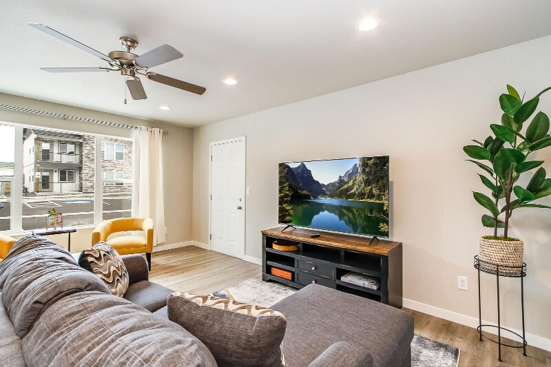 Building Photo - 1940 Good Hearted Pl