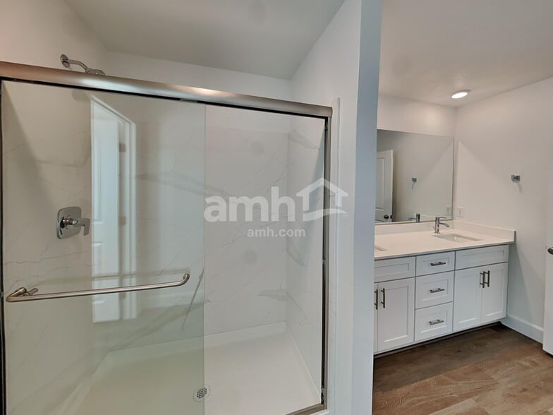 Building Photo - 6428 Marthas Vineyard Ave