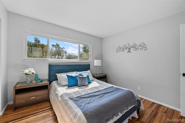 Building Photo - 2268 Serra Dr