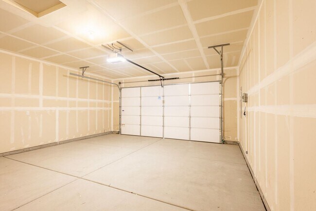 Building Photo - Brand New Home in an Amenity Filled Neighborhood