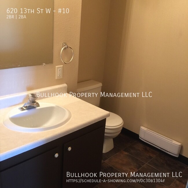 Building Photo - 2 bedroom 1-1/2 bath - Townhouse - Close t...