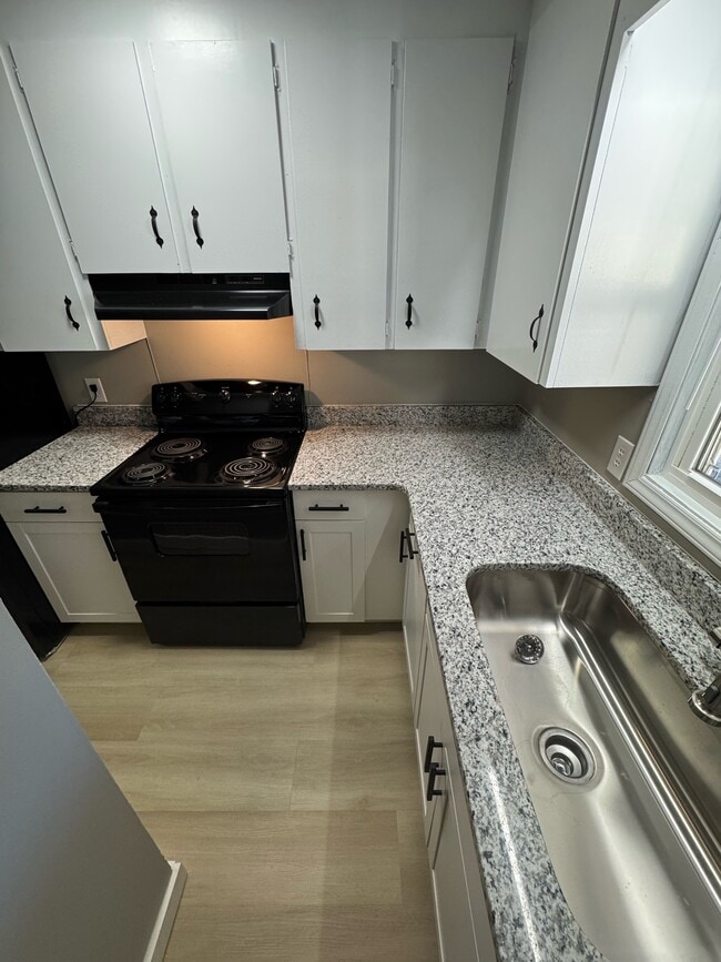 Building Photo - 123 Aqua Ct